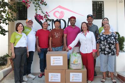 Donación de alimentos y ropa a la Fundación Sendero de Amor SENDA